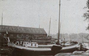 De werf van de Gebr. de Boer in Lemmer met in het dak het jaartal van de bouw van de ijzerloods. Foto Martens en Westra p.216.