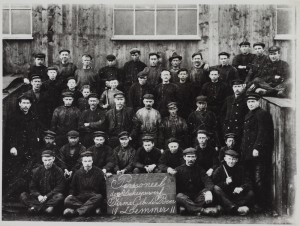 Het personeel van de scheepswerf van De Boer. Foto 1911. Foto collectie FSM Sneek.
