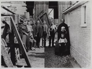 De familie De Boer met rechts tegen de muur Pier en Sytske. Foto rond 1900. Foto collectie FSM Sneek.