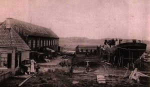 Werf van De Boer in Lemmer met wat lijkt een klipper in afbouw. Tussen 1903 en 1914 bouwde de werf 14 klippers en 2 klipperaken. Collectie F. Jansen