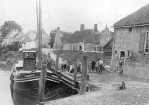 De haven van Poortugaal met de Vier Gebroeders, waarschijnlijk rond 1920.