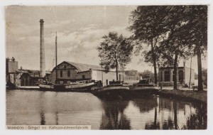 Nogmaals de steenfabriek in Woerden met twee schepen op de voorgrond.